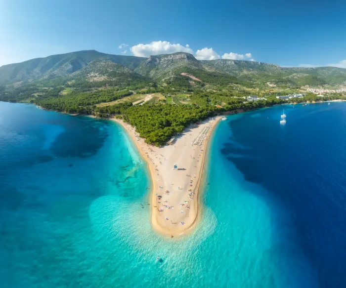 zlatni rat view from the front